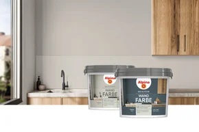 Zwei Farbeimer stehen auf einer Arbeitsplatte in einer Küche.